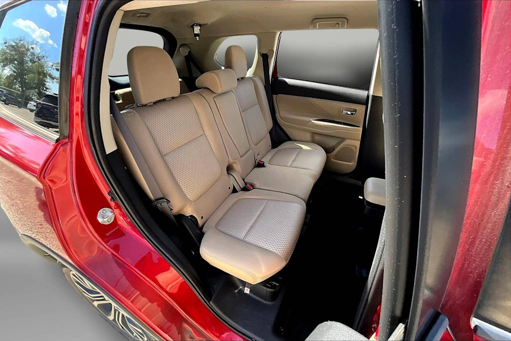 Thumbnail: 2016 Mitsubishi Outlander - 28