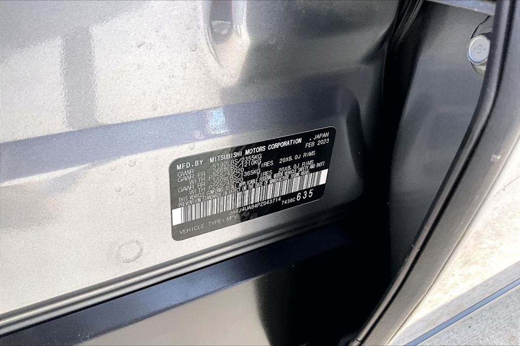 Thumbnail: 2023 Mitsubishi Outlander - 16