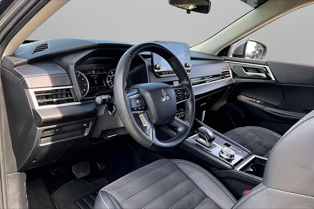 Thumbnail: 2023 Mitsubishi Outlander - 7