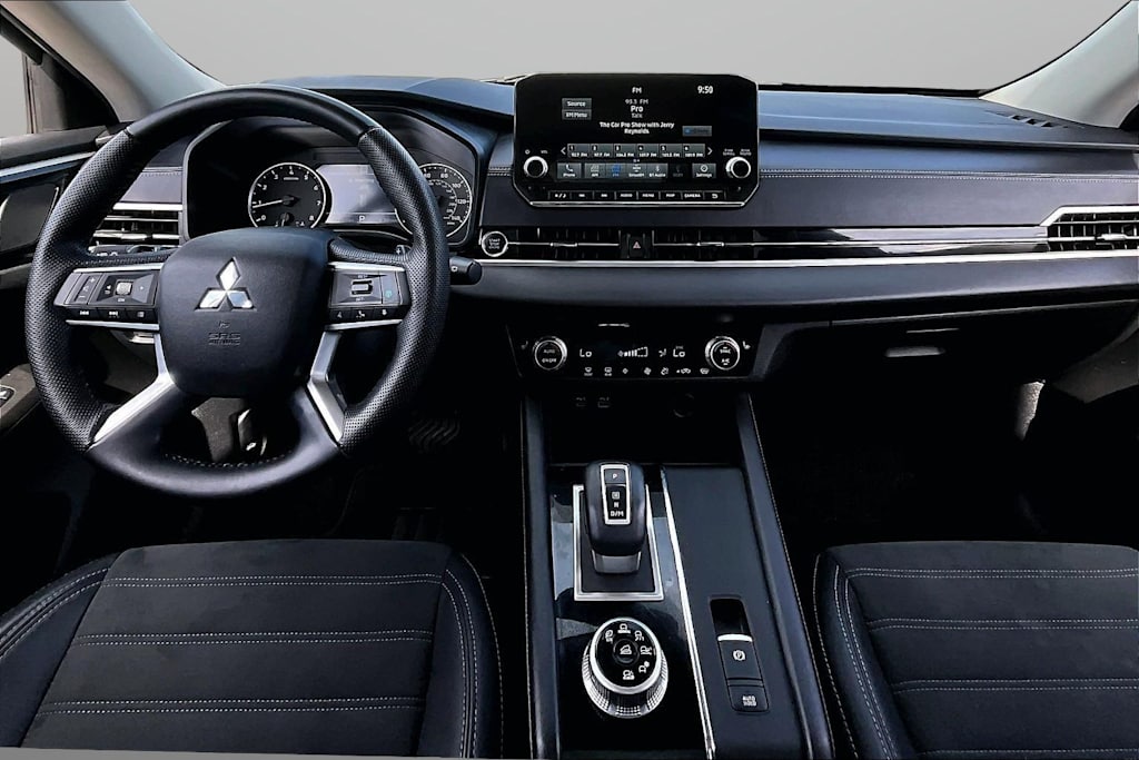 Thumbnail: 2023 Mitsubishi Outlander - 11
