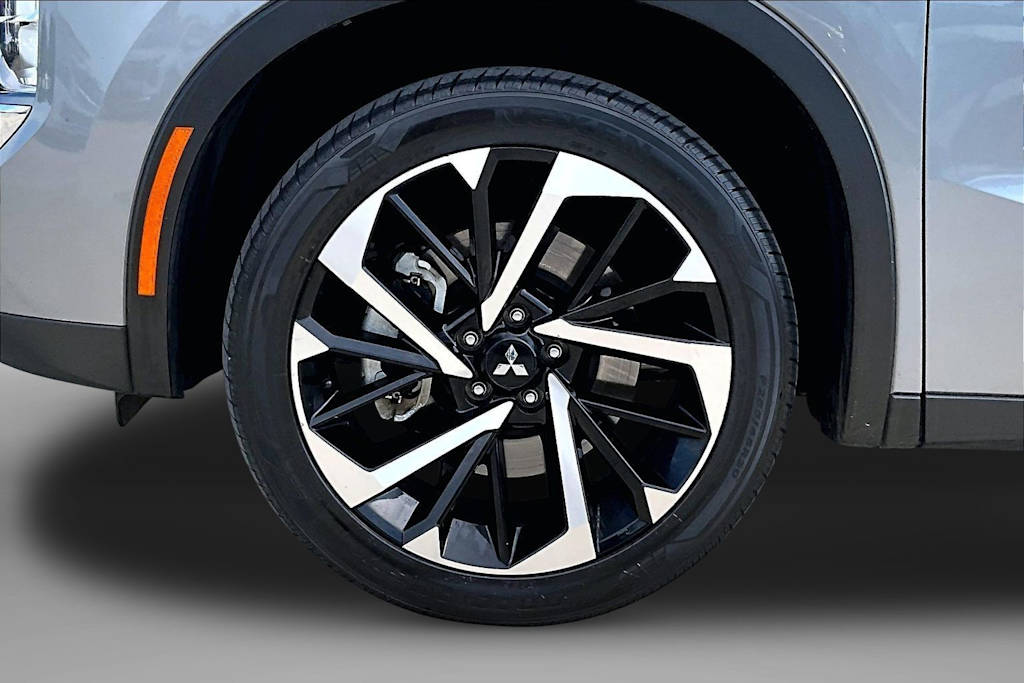 Thumbnail: 2023 Mitsubishi Outlander - 6