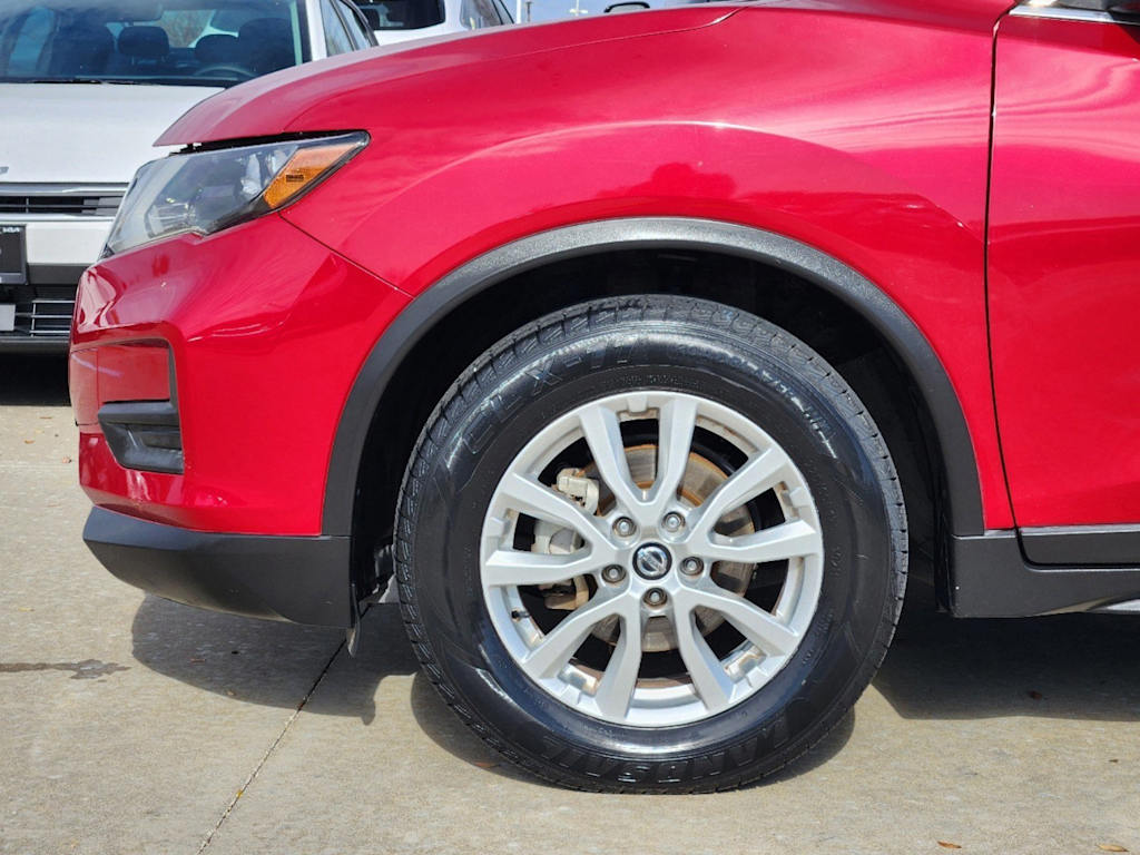 2017 Nissan Rogue SV 8