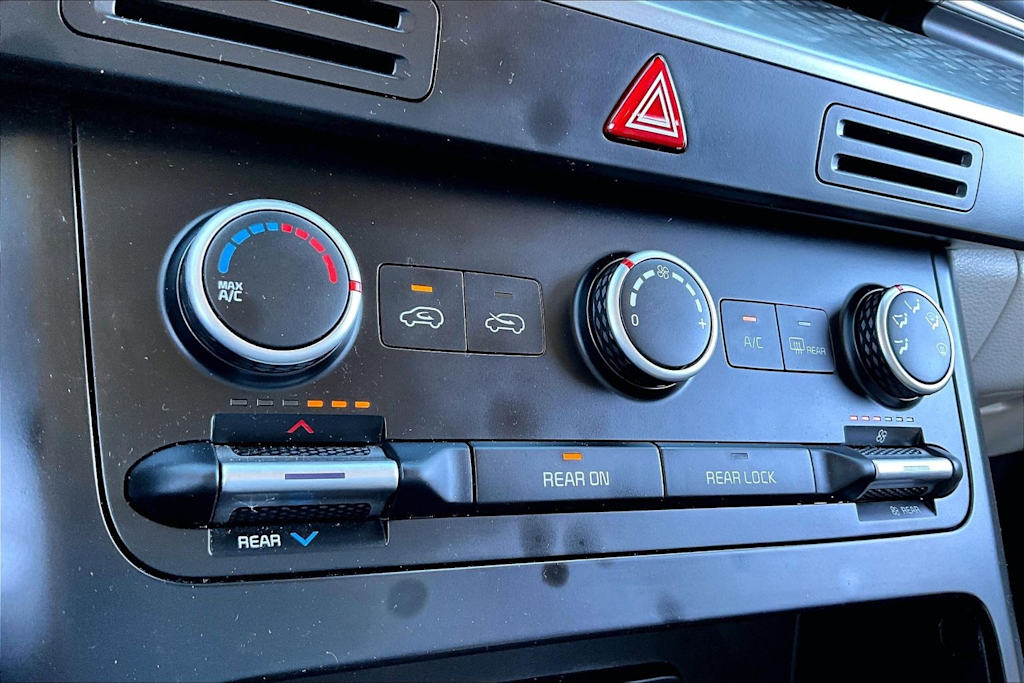 Thumbnail: 2022 Kia Carnival - 27