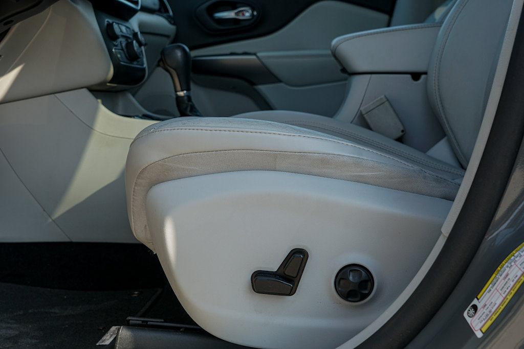 Thumbnail: 2020 Jeep Cherokee - 23