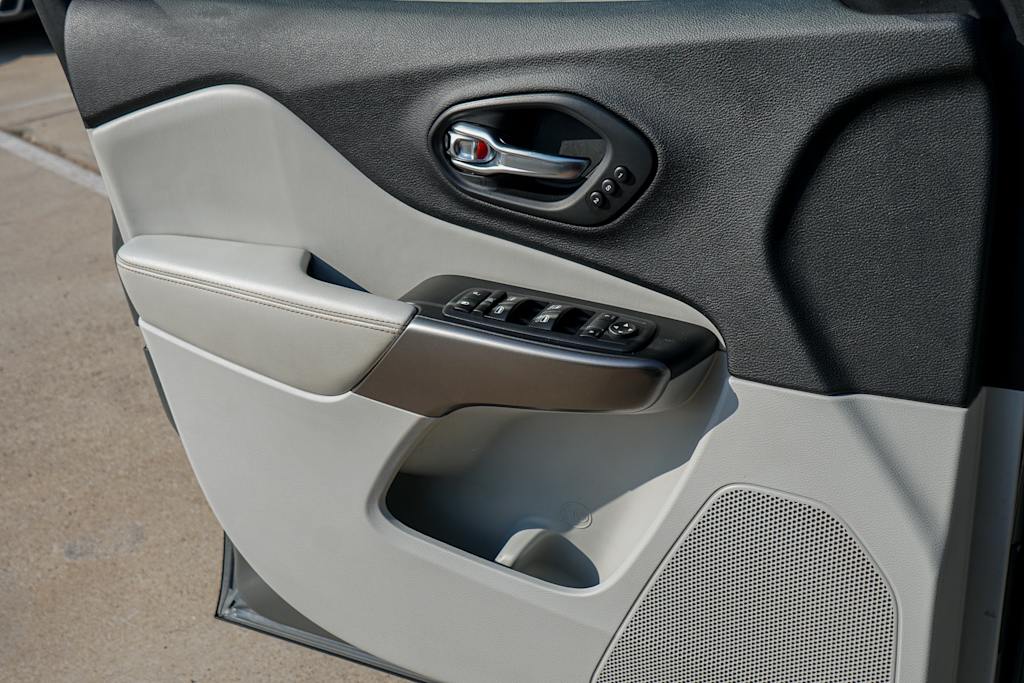Thumbnail: 2020 Jeep Cherokee - 21