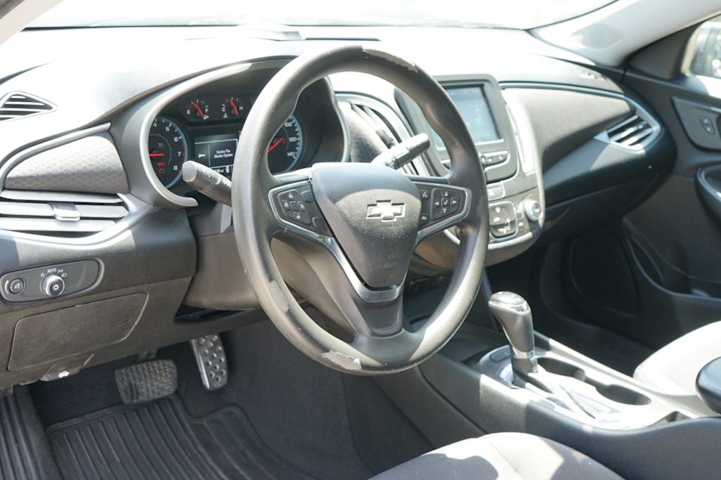 Thumbnail: 2017 Chevrolet Malibu - 2