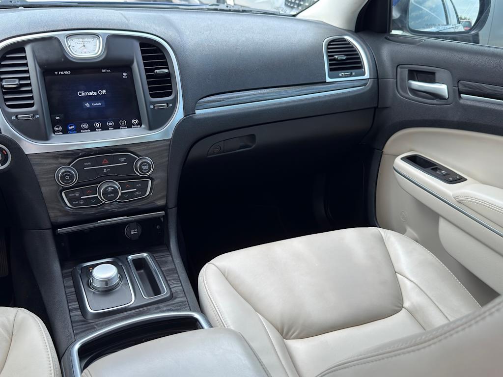 Thumbnail: 2020 Chrysler 300 - 24