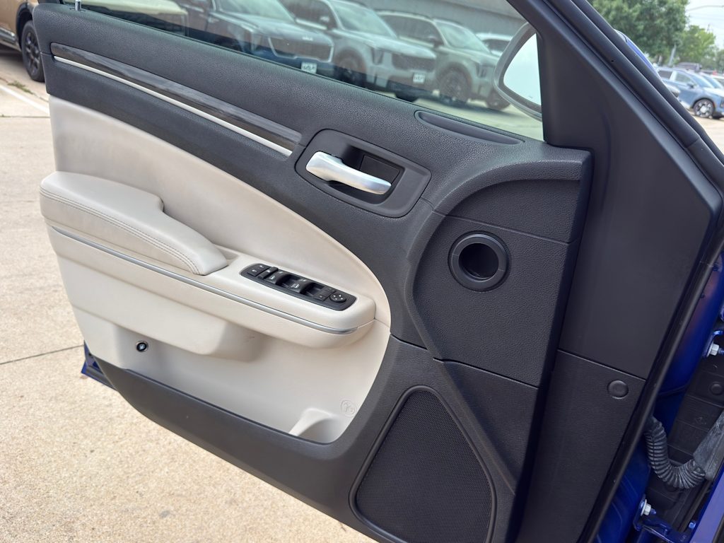 Thumbnail: 2020 Chrysler 300 - 23