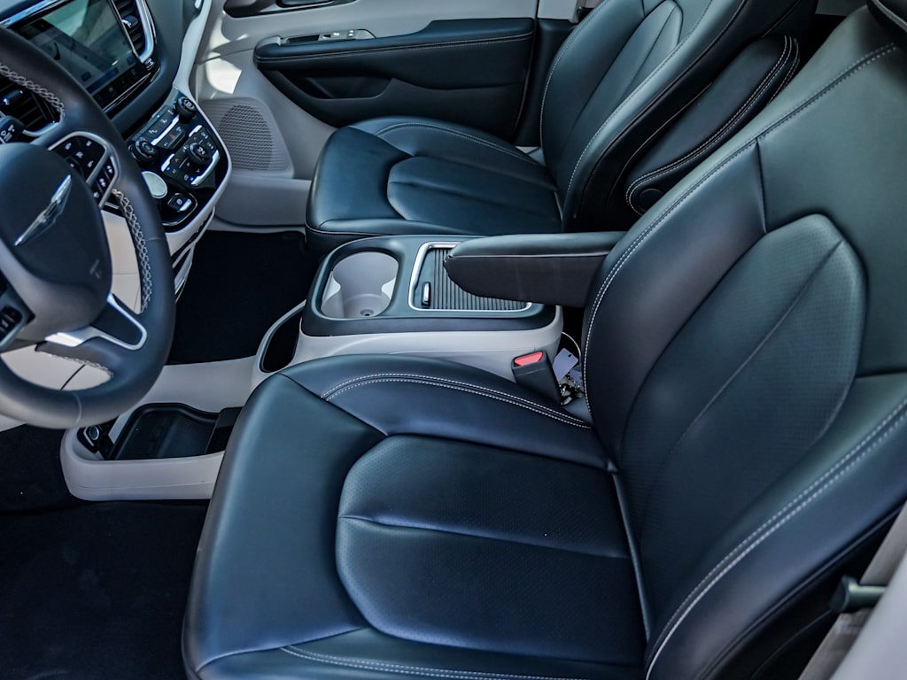 Thumbnail: 2023 Chrysler Pacifica - 8