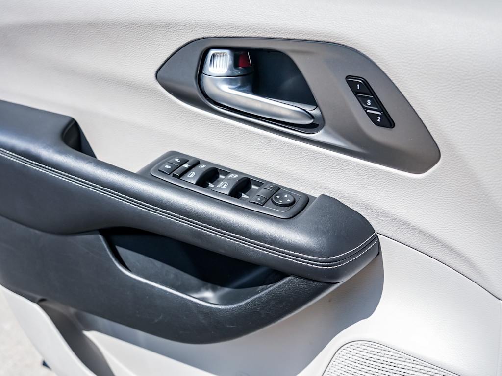 Thumbnail: 2023 Chrysler Pacifica - 23