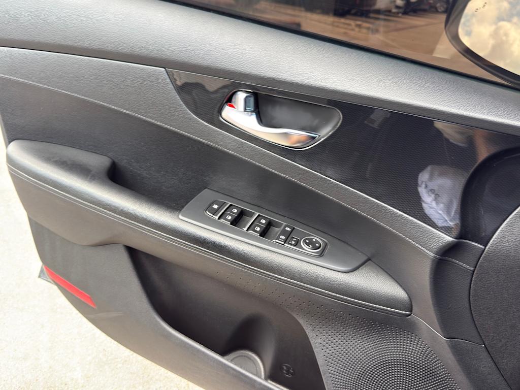 Thumbnail: 2021 Kia Forte - 25