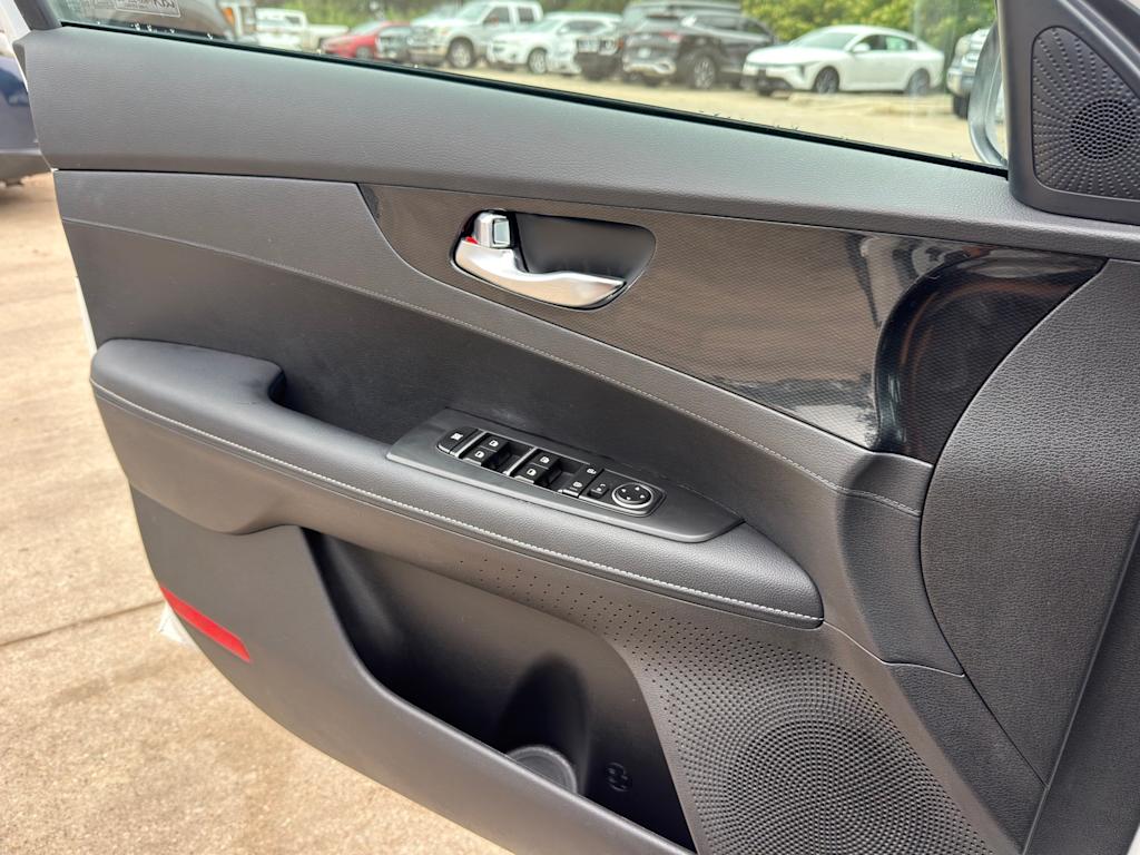 Thumbnail: 2023 Kia Forte - 24