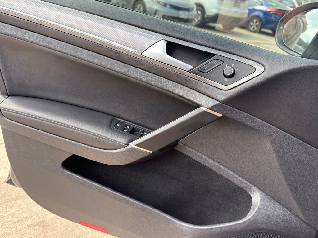 Thumbnail: 2017 Volkswagen Golf - 23