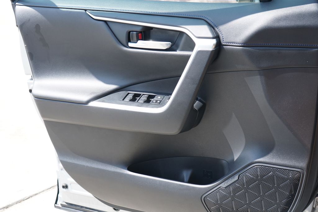 Thumbnail: 2021 Toyota RAV4 - 17