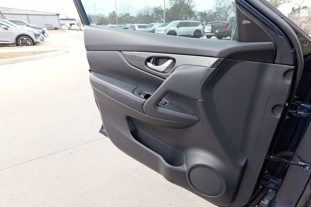 Thumbnail: 2015 Nissan Rogue - 24