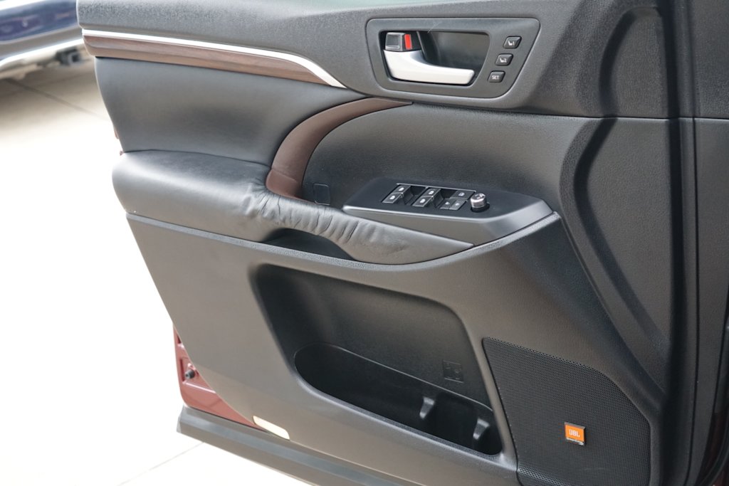 Thumbnail: 2015 Toyota Highlander - 23