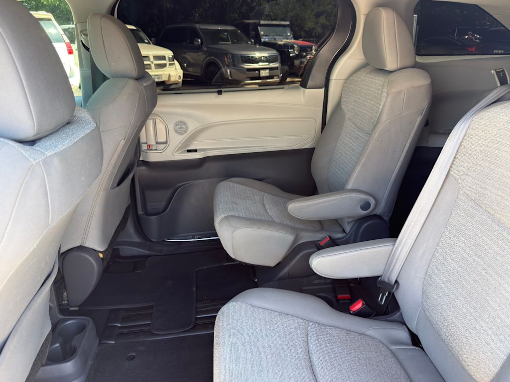 Thumbnail: 2021 Toyota Sienna - 27