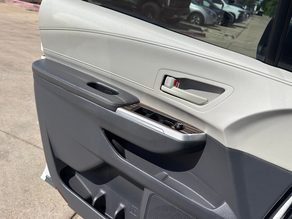 Thumbnail: 2021 Toyota Sienna - 23