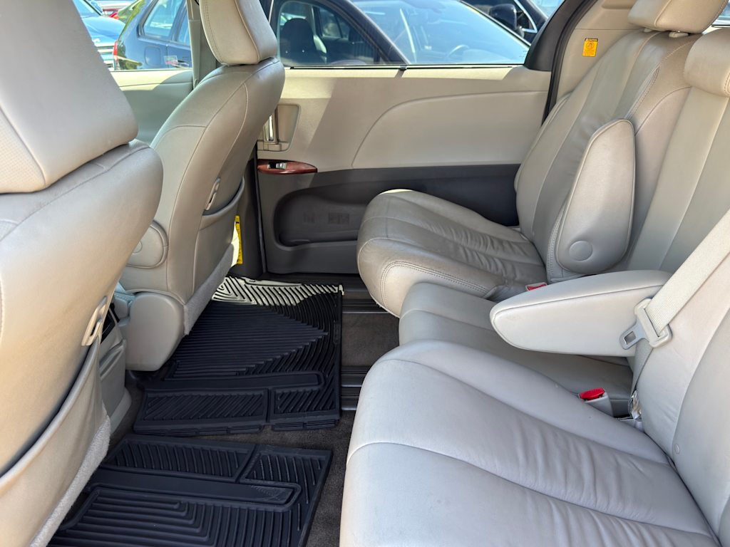 Thumbnail: 2012 Toyota Sienna - 27