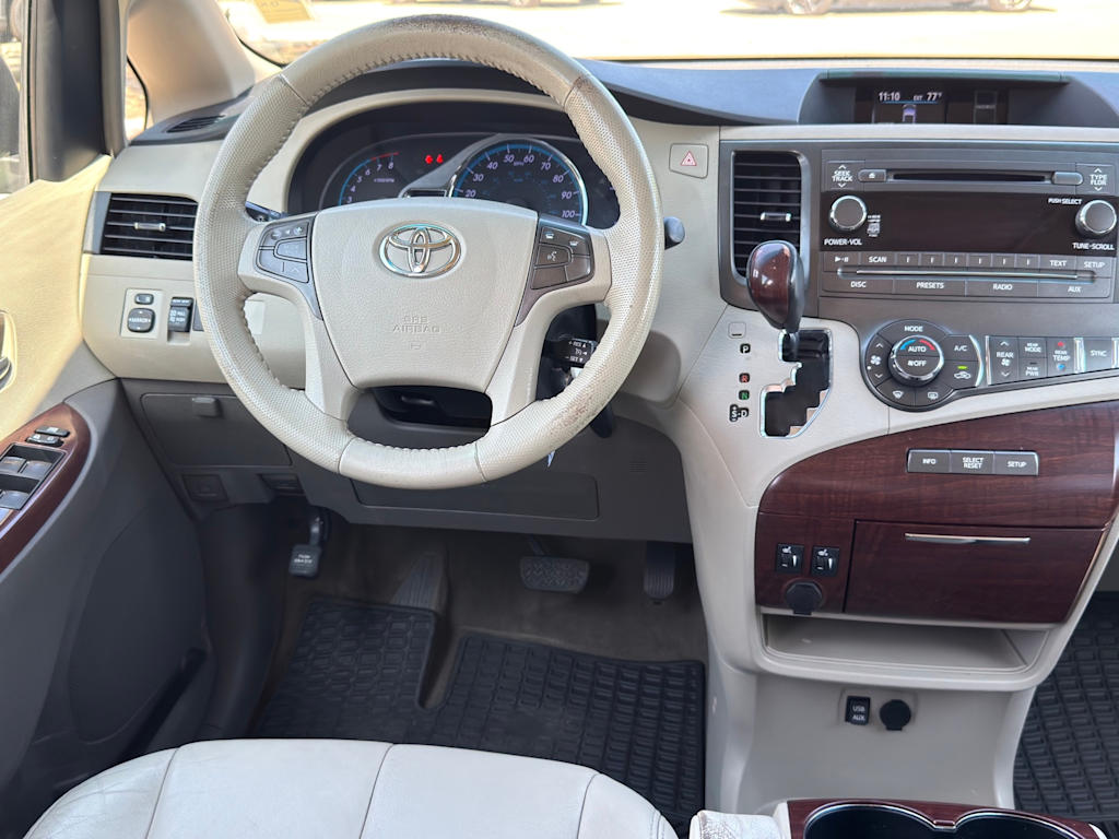 Thumbnail: 2012 Toyota Sienna - 25