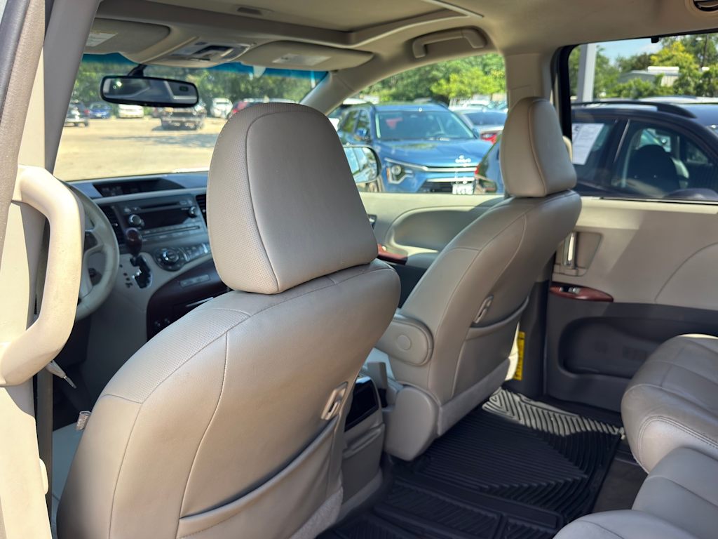 Thumbnail: 2012 Toyota Sienna - 12