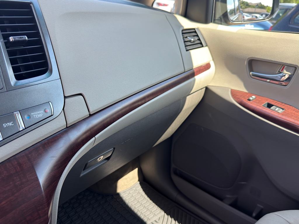 Thumbnail: 2012 Toyota Sienna - 20