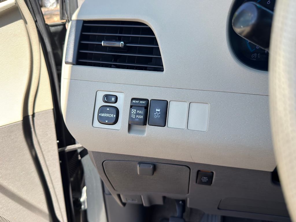 Thumbnail: 2012 Toyota Sienna - 24