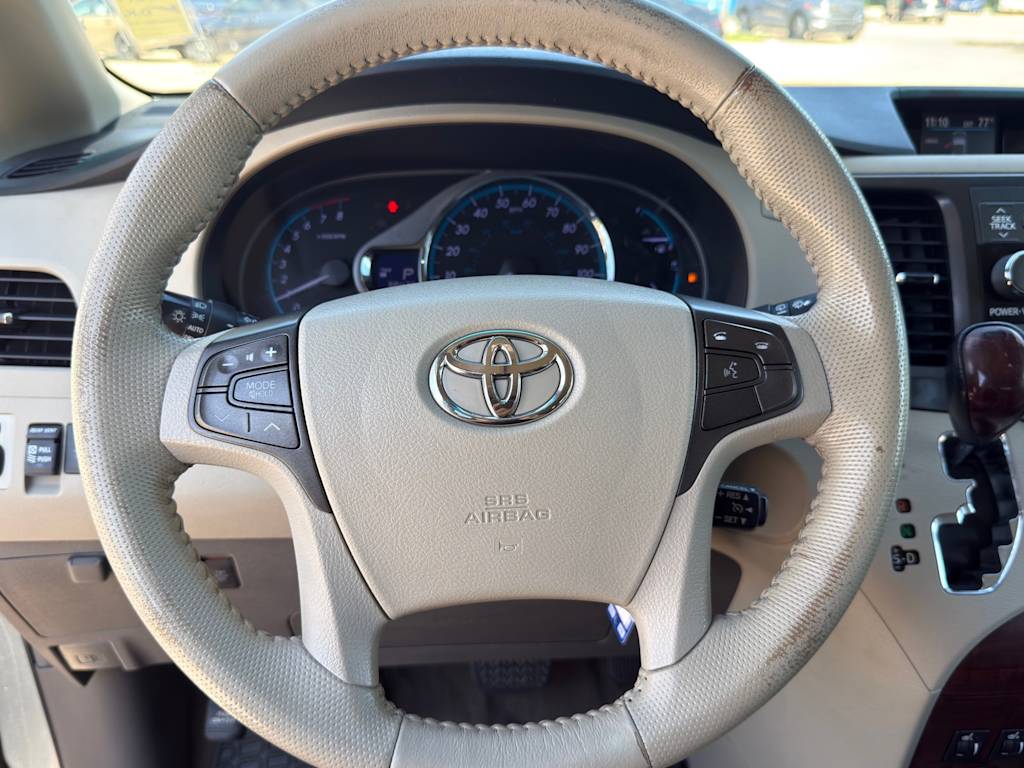 Thumbnail: 2012 Toyota Sienna - 9