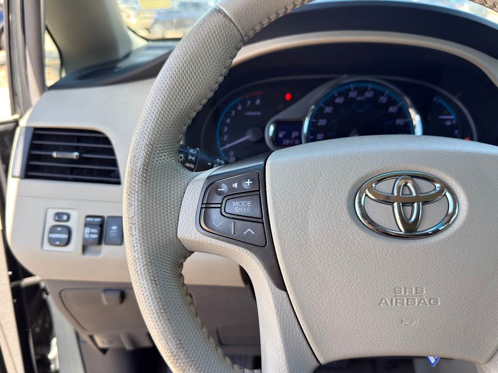 Thumbnail: 2012 Toyota Sienna - 22