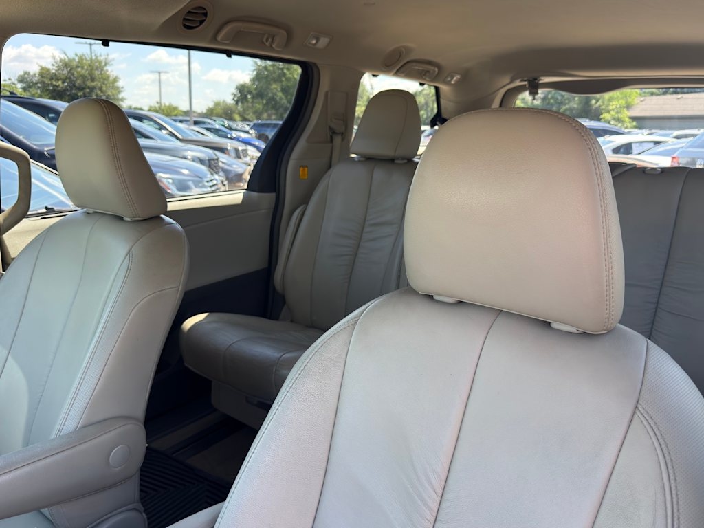 Thumbnail: 2012 Toyota Sienna - 11