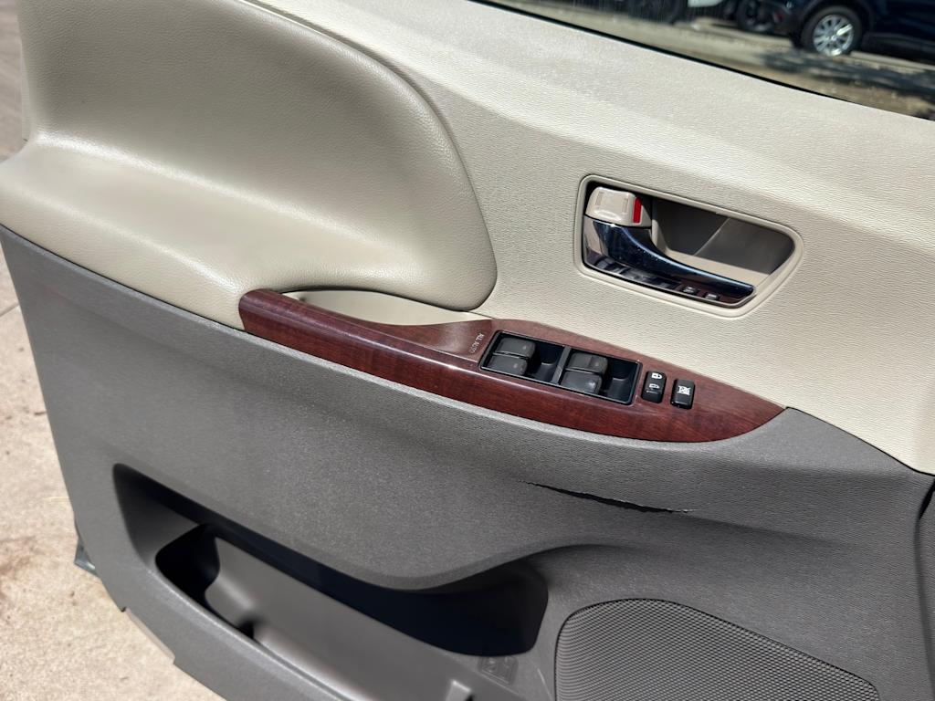 Thumbnail: 2012 Toyota Sienna - 23