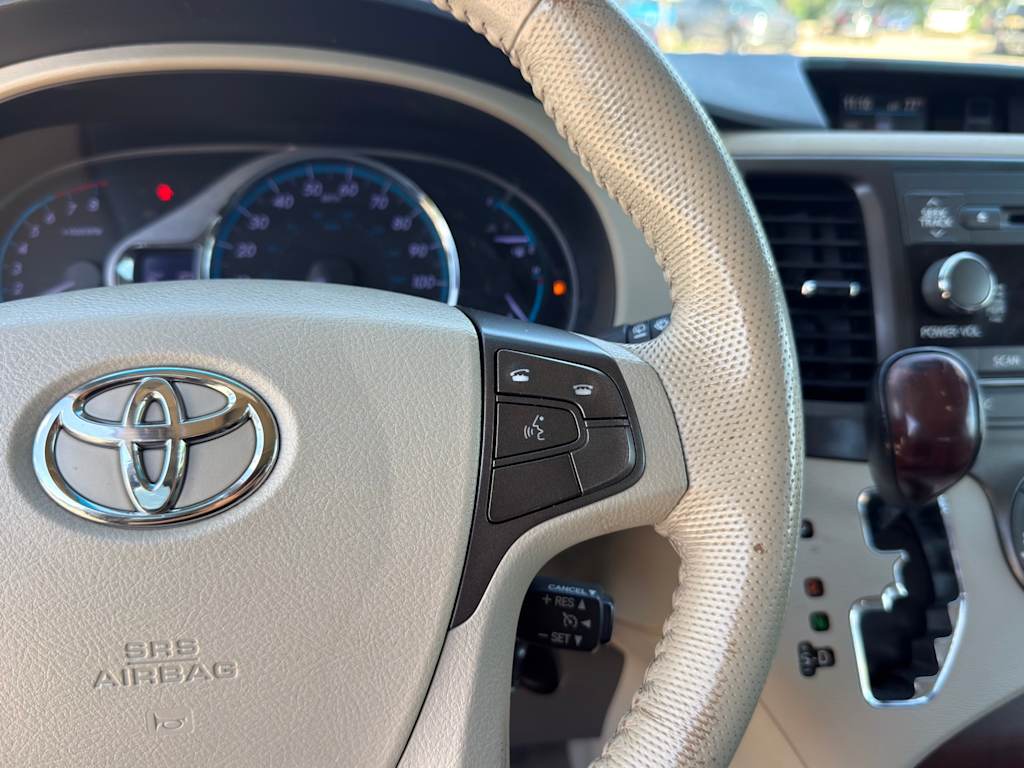 Thumbnail: 2012 Toyota Sienna - 21