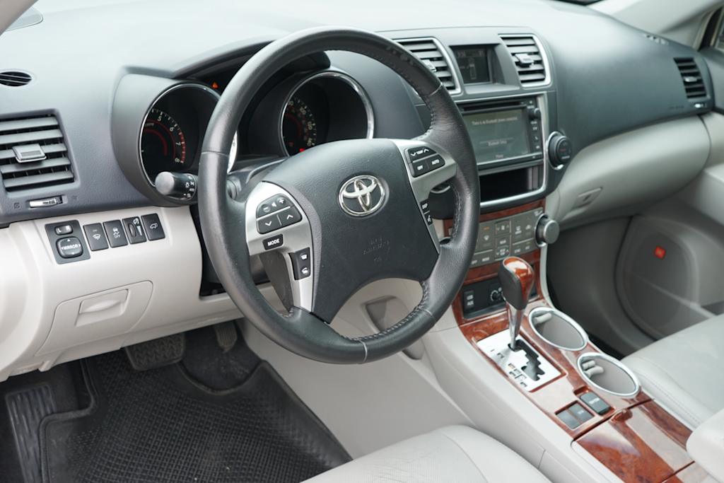 Thumbnail: 2013 Toyota Highlander - 2