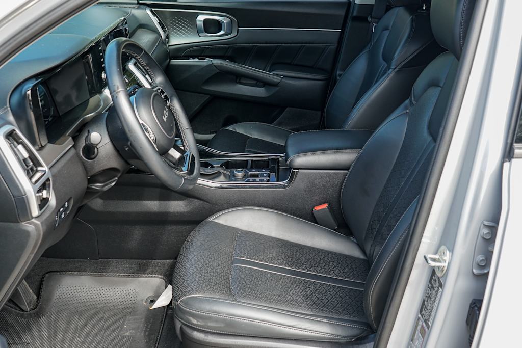 Thumbnail: 2023 Kia Sorento - 8