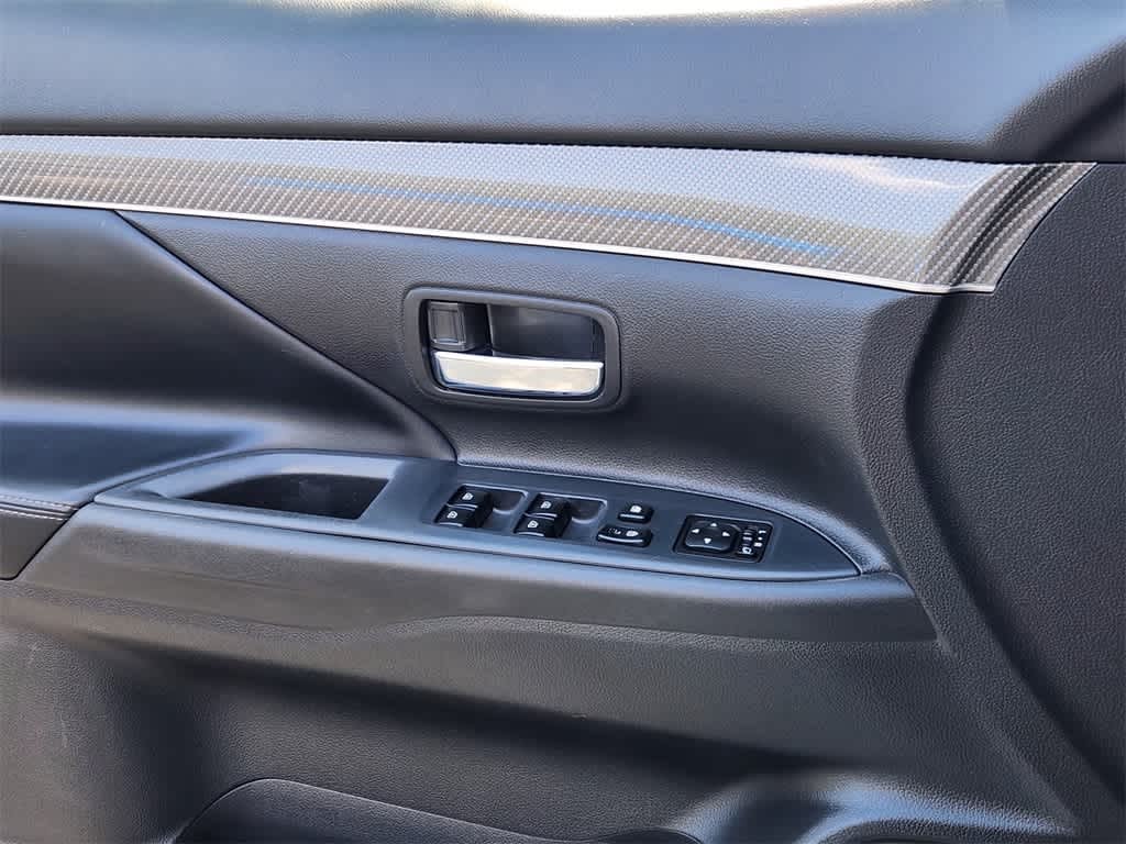 Thumbnail: 2019 Mitsubishi Outlander - 29