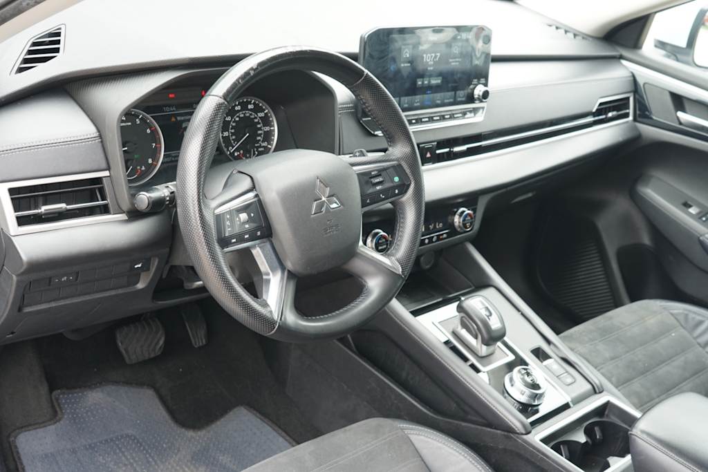 Thumbnail: 2023 Mitsubishi Outlander - 2