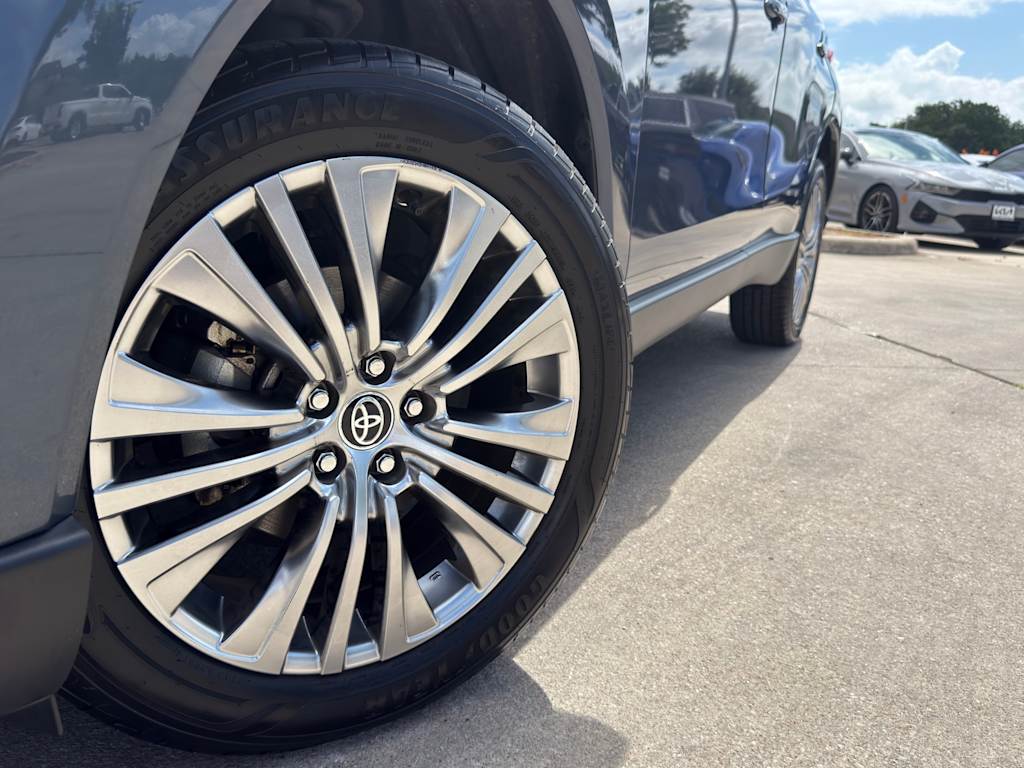 Thumbnail: 2023 Toyota Venza - 4