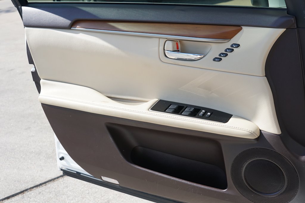 Thumbnail: 2016 Lexus ES - 21