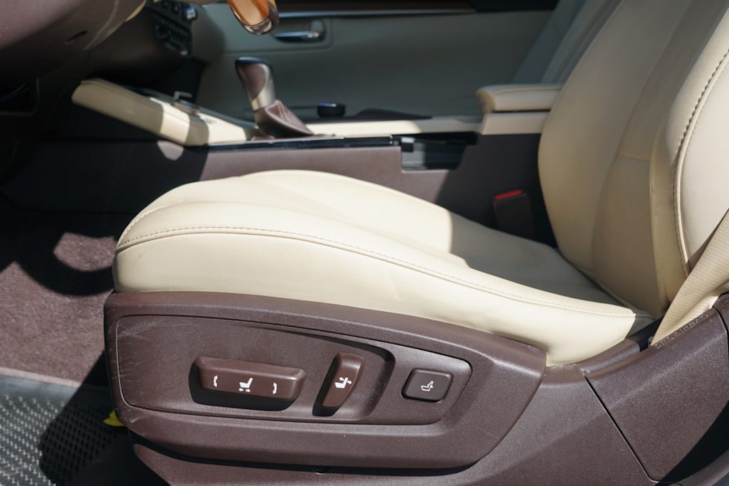 Thumbnail: 2016 Lexus ES - 23