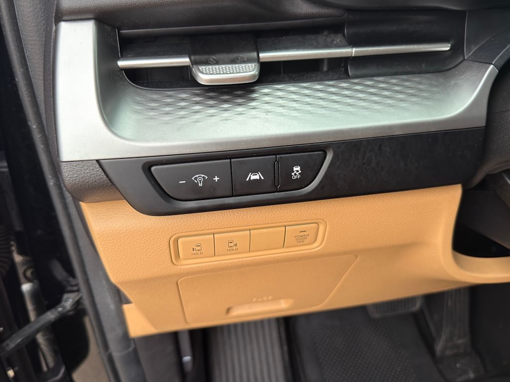Thumbnail: 2023 Kia Carnival - 26