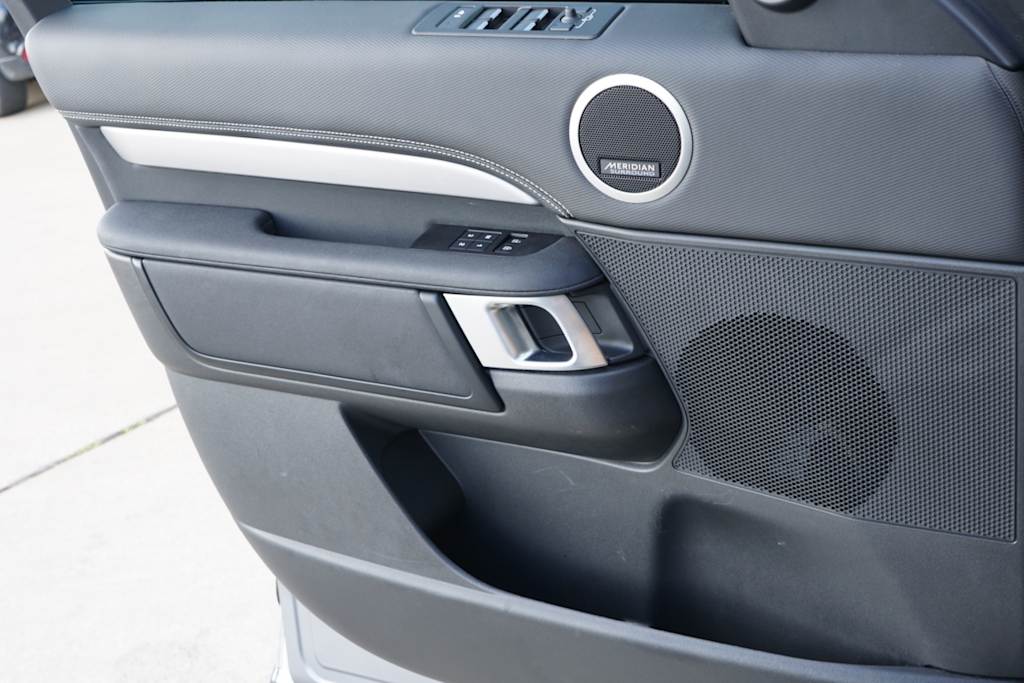 Thumbnail: 2024 Land Rover Discovery - 18