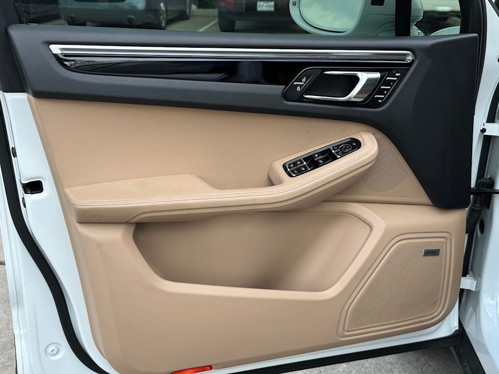 Thumbnail: 2024 Porsche Macan - 24