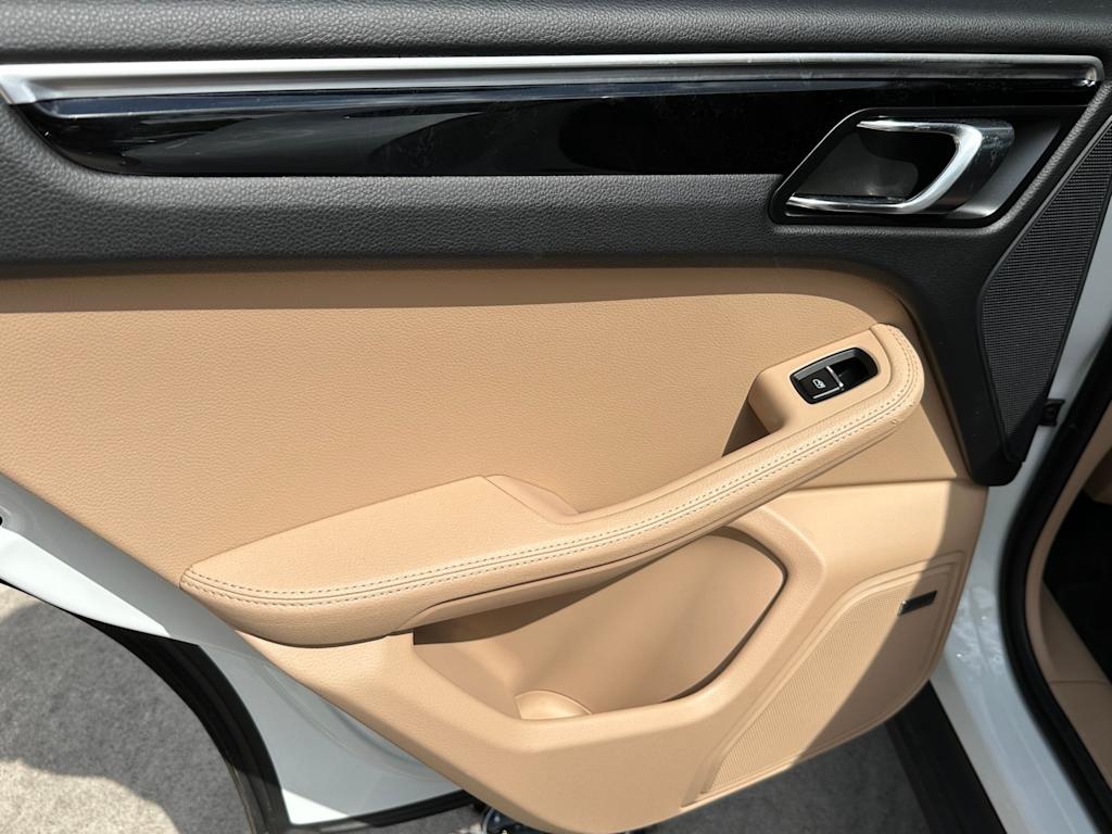 Thumbnail: 2024 Porsche Macan - 31