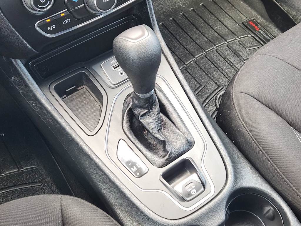 Thumbnail: 2019 Jeep Cherokee - 12