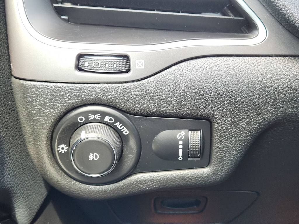 Thumbnail: 2019 Jeep Cherokee - 27