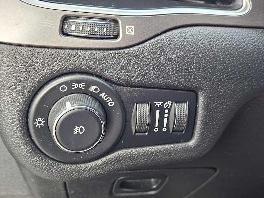 Thumbnail: 2020 Jeep Cherokee - 28
