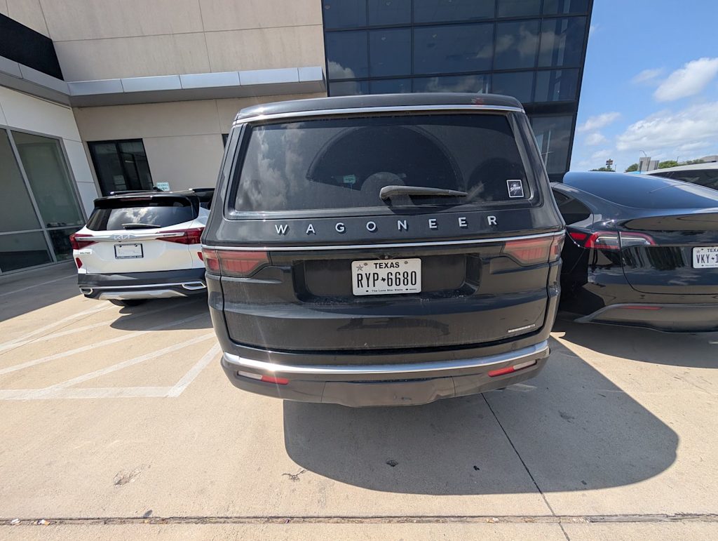 Thumbnail: 2022 Jeep Wagoneer - 10