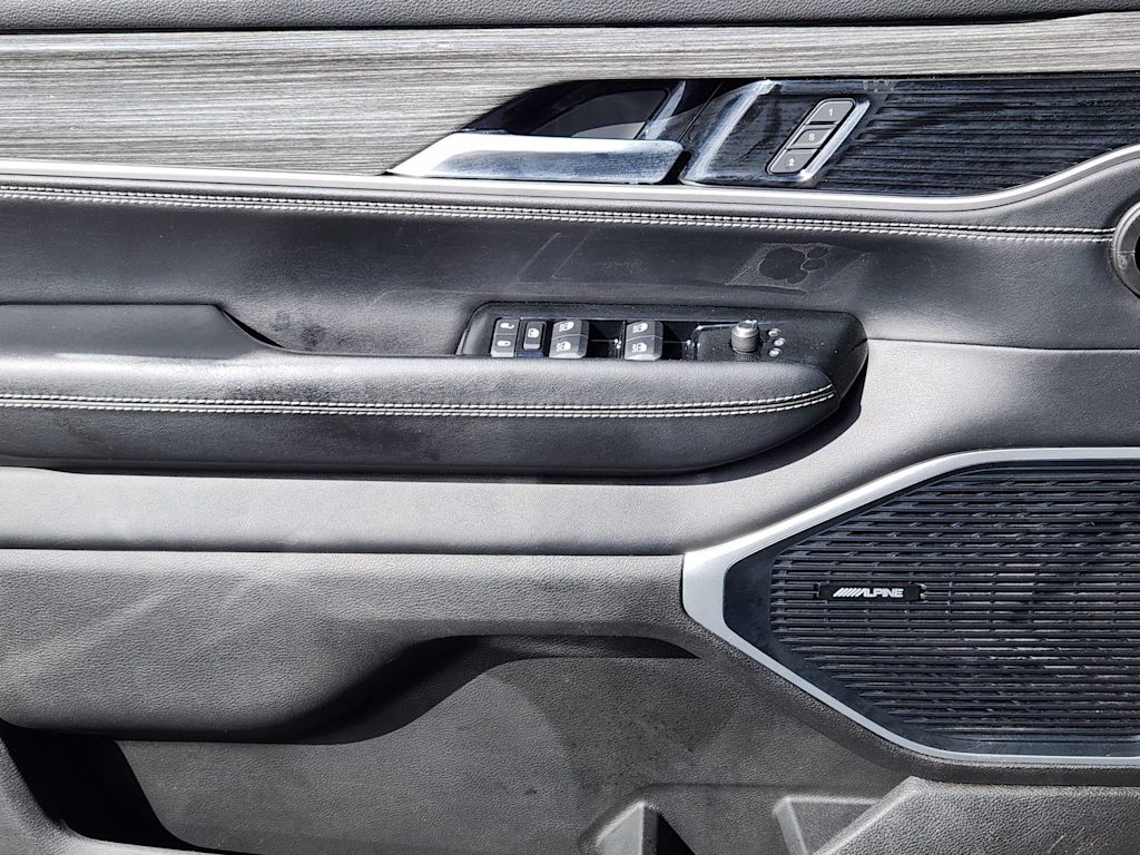 Thumbnail: 2022 Jeep Wagoneer - 25