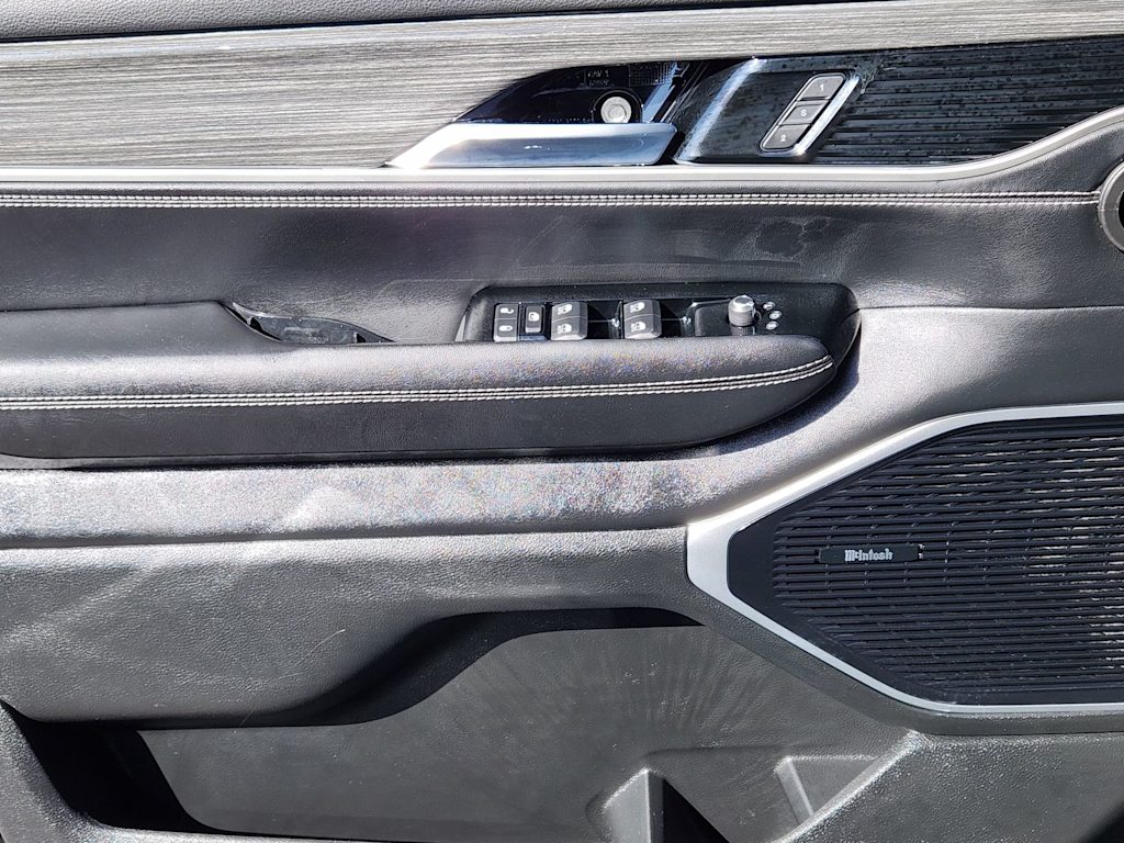 Thumbnail: 2022 Jeep Wagoneer - 25