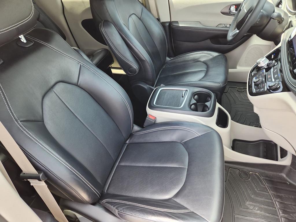 Thumbnail: 2022 Chrysler Pacifica - 21